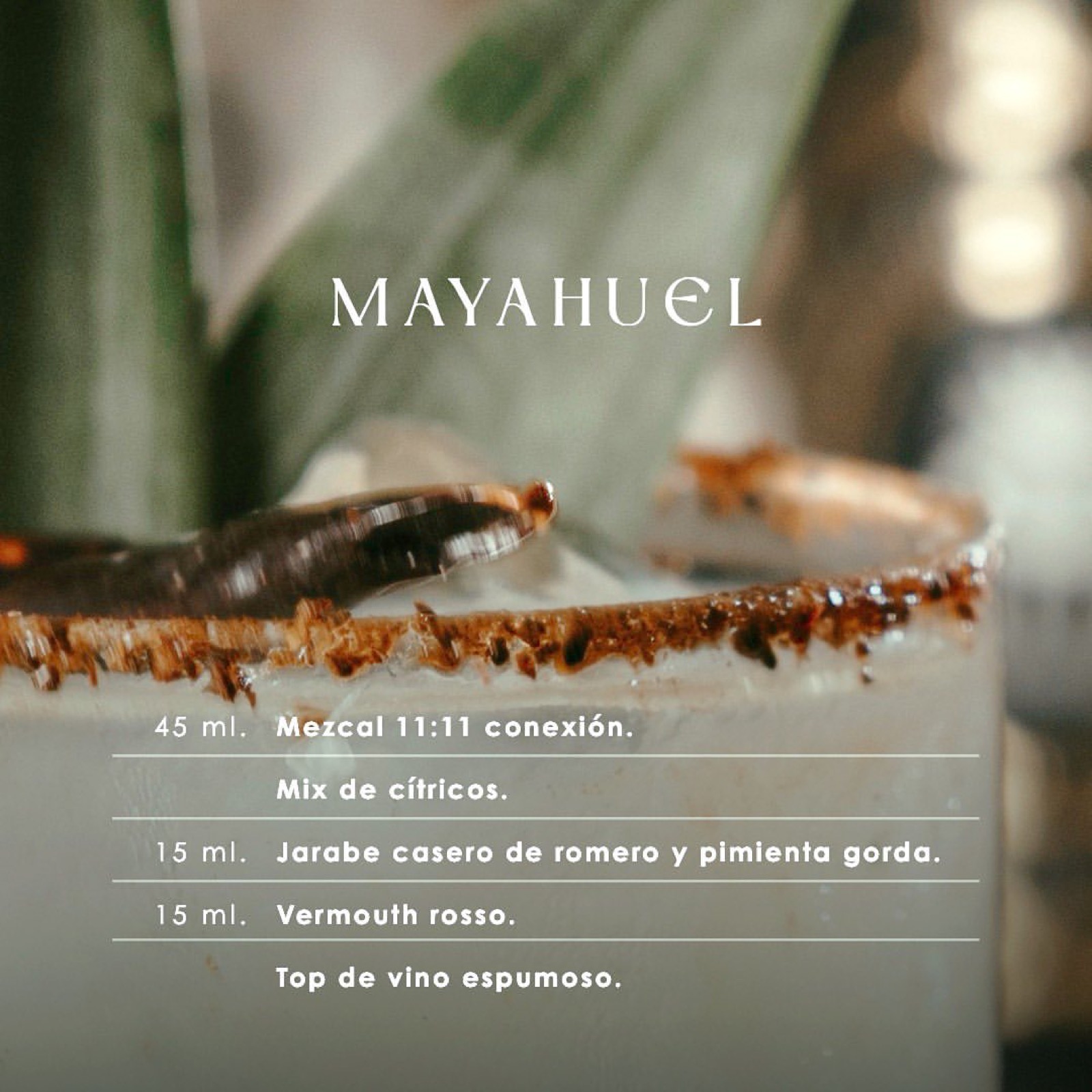 Cóctel de mezcal 11:11 servido en ambiente cálido, ideal para maridaje de cena