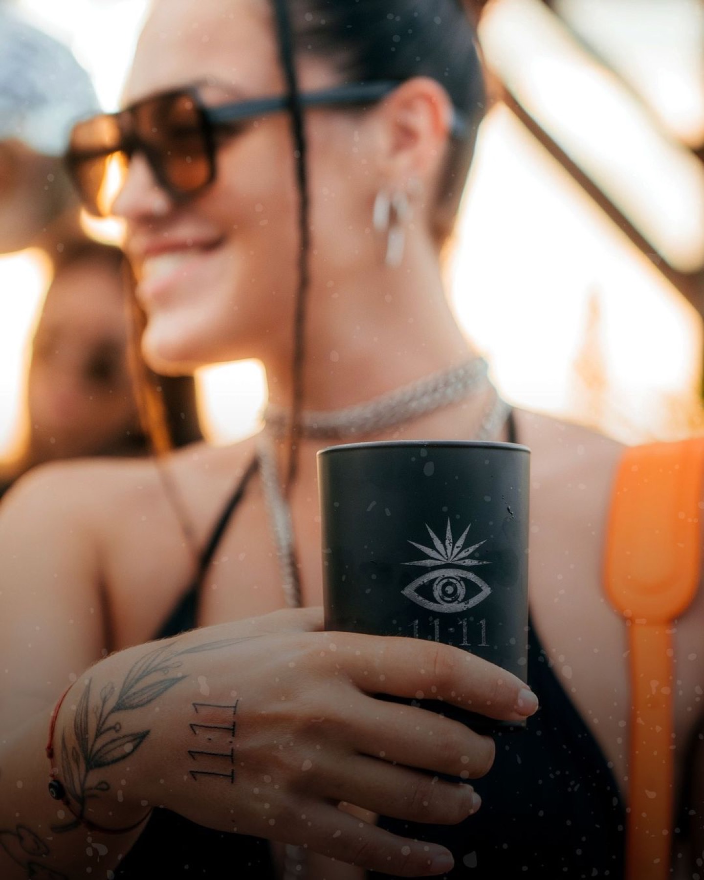 Persona en un momento de ritual con Mezcal 11:11