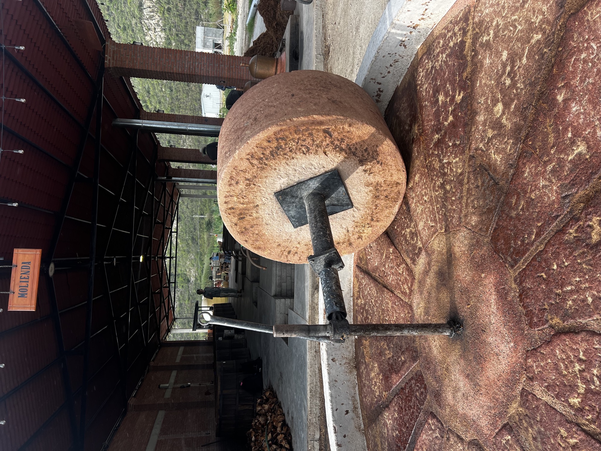 Tahona de piedra para moler agave cocido en un palenque artesanal de Oaxaca