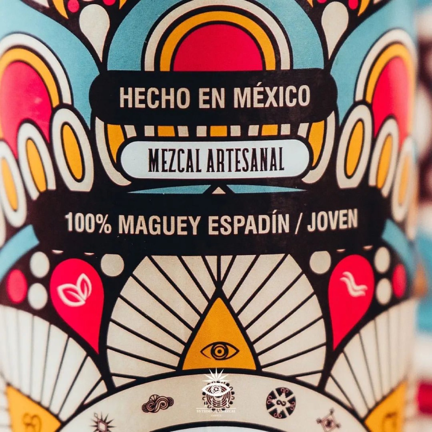 Detalle de la etiqueta ilustrada de Conexión, Espadín joven