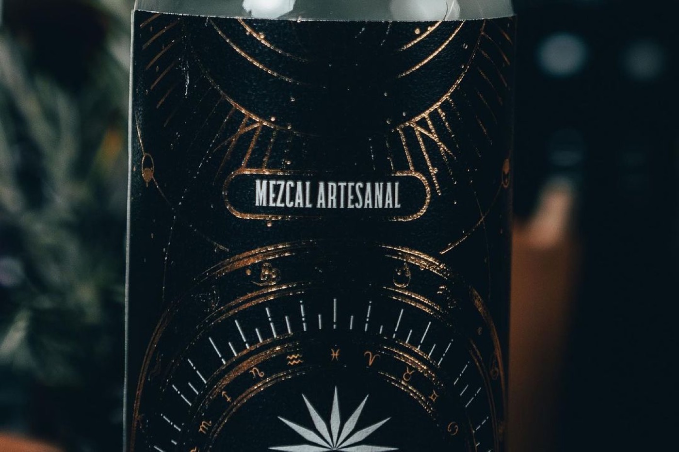 Detalle de la etiqueta oscura de Deseo, Tobalá silvestre