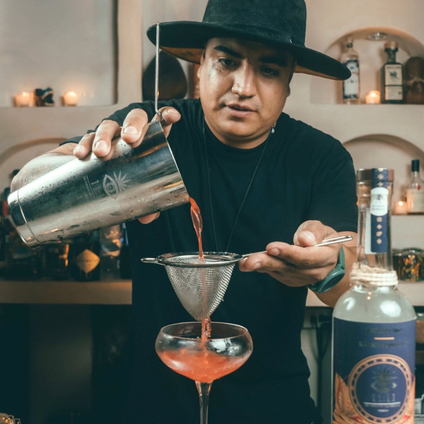 Bartender preparando un cóctel con Despertar