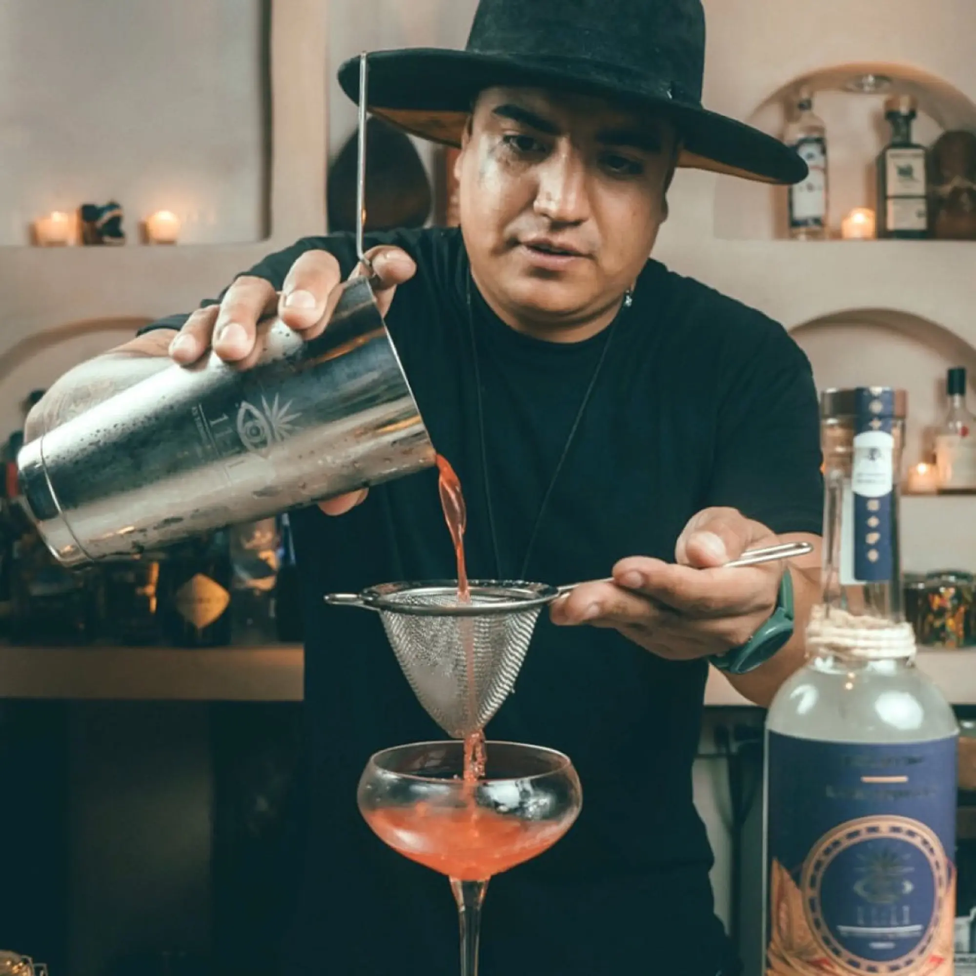 Bartender preparando un cóctel con Despertar