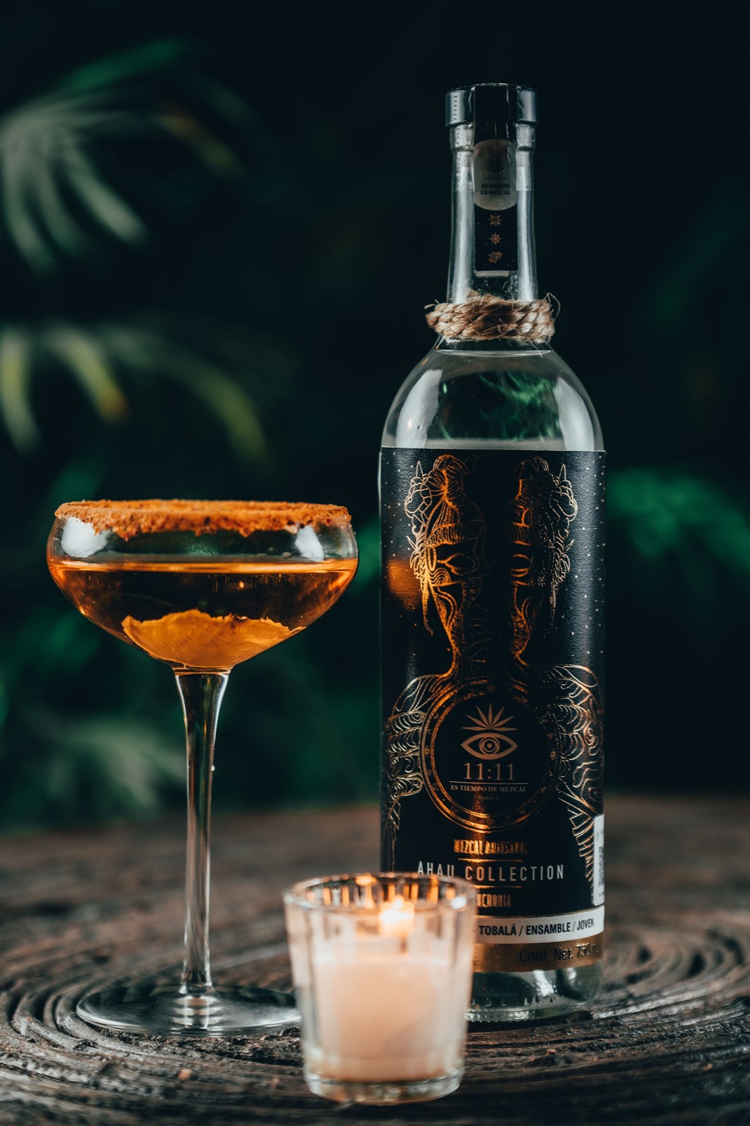 Botella de Mezcal 11:11 Sincronía, Ahau Collection, junto a velas
